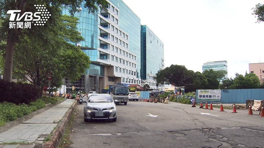 三重湯城園區日前爆發群聚感染。（圖／TVBS）