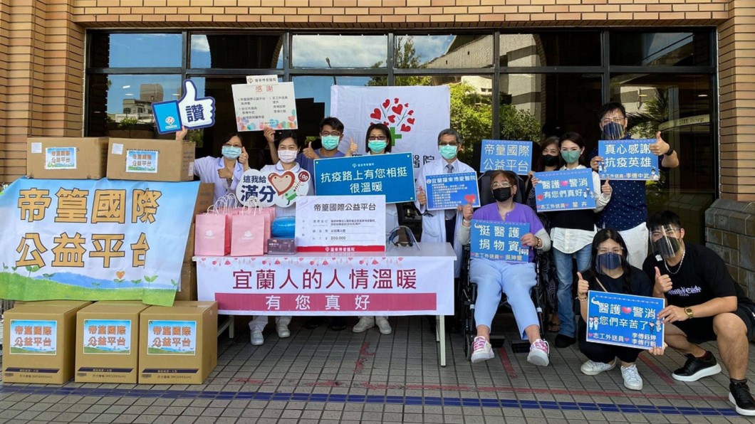 星卉(圖上排右2)和台北市議員李傅中武(圖上排右1)等人一起前往宜蘭2家醫院送暖。(圖/翻攝自李傅中武臉書)