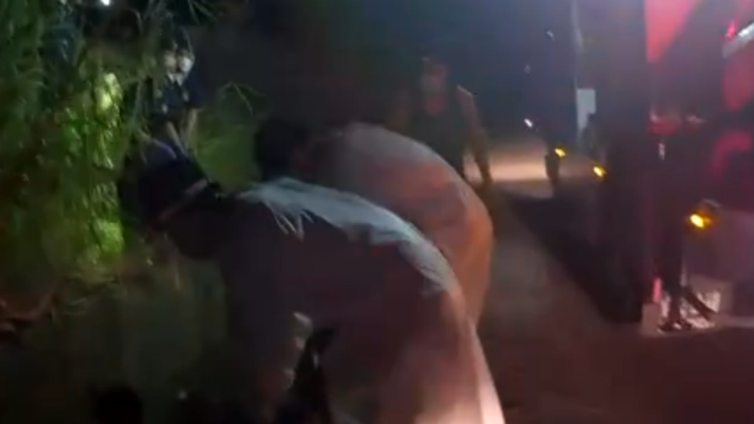 老翁摔進深水溝,消防合力將人救出。(圖/消防提供)