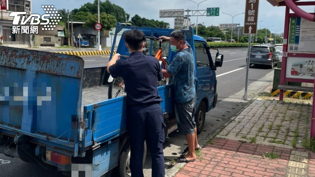 所長和友人借來小貨車協助少年返家。(圖/TVBS)