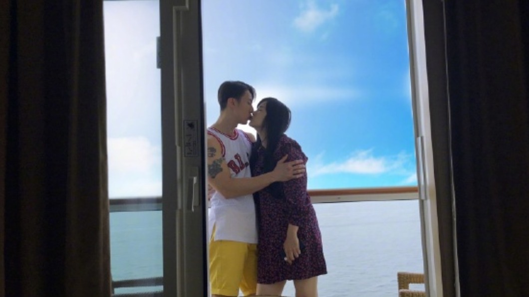 吳尊曬出夫妻閃照。(圖/翻攝自吳尊微博)