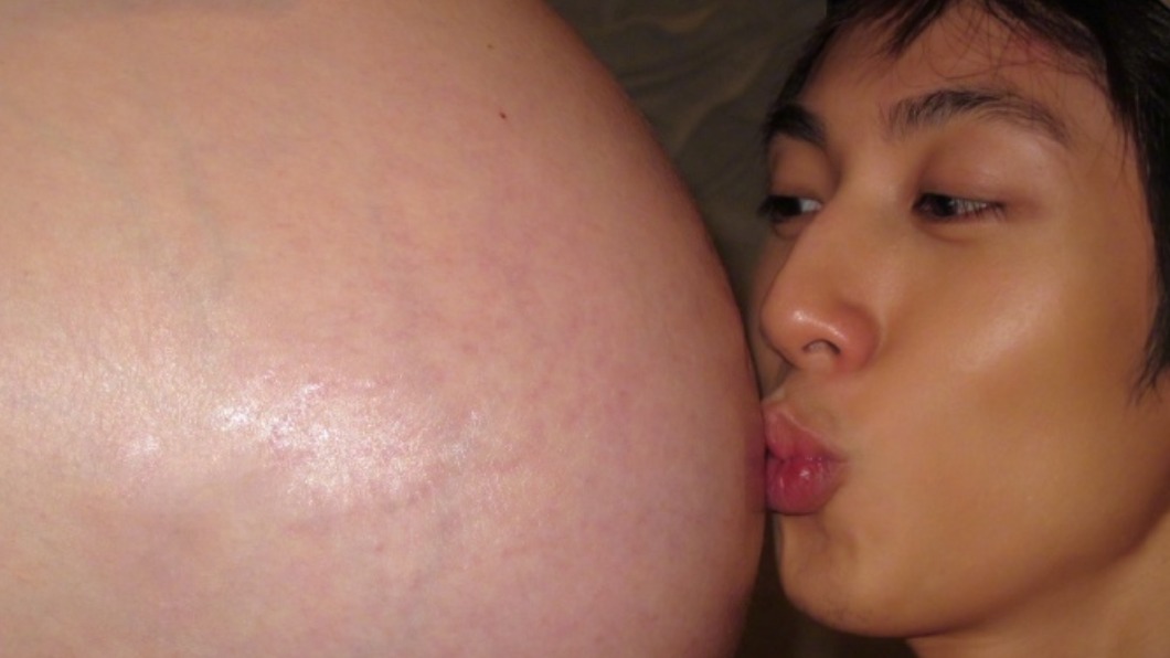 吳尊親吻老婆懷孕大肚。(圖/翻攝自吳尊微博)