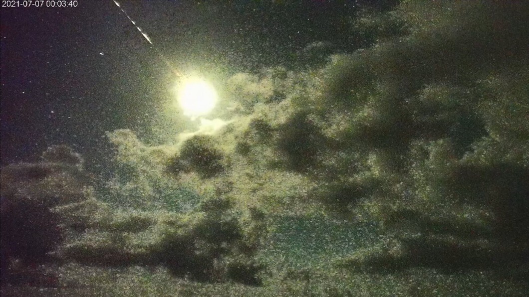 宜花東夜空驚見巨大火光爆炸 氣象站:火流星現象