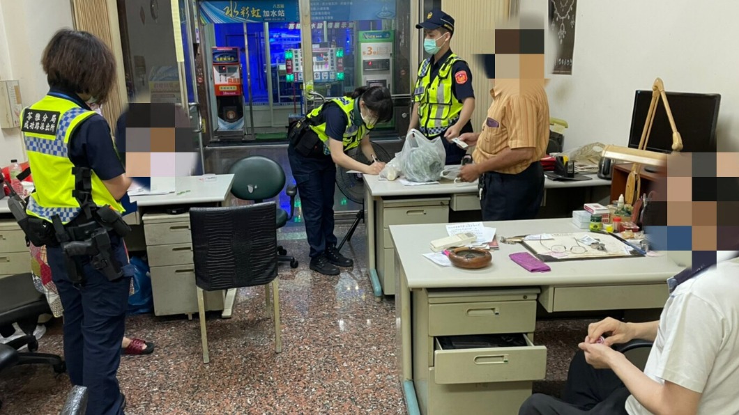 警方進入林姓屋主的公司取締4人違法群聚打牌。(圖/警方提供)