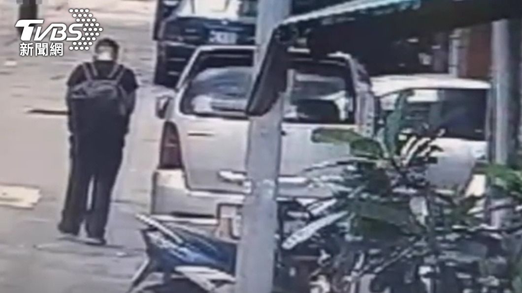 蔡男將錢交給自稱警方的黑衣人。(圖/TVBS)