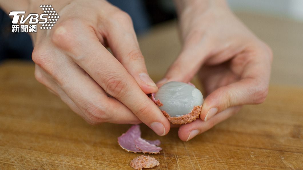 荔枝口感香甜,但含糖量高,食用過多會導致血糖上升。(示意圖/shutterstock達志影像)