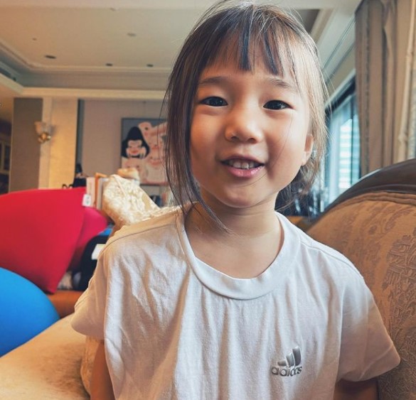 Lucy新髮型出自哥哥Max之手。(圖/翻攝自madmaxhsieh IG)