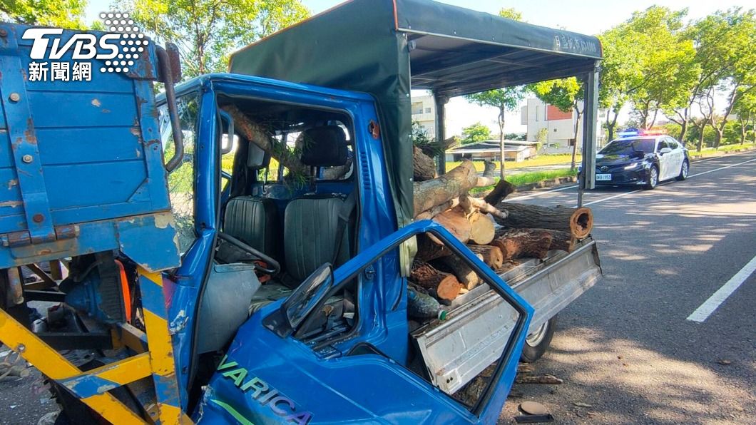 貨車追撞停等紅燈前車 7旬駕駛遭夾困變形車頭