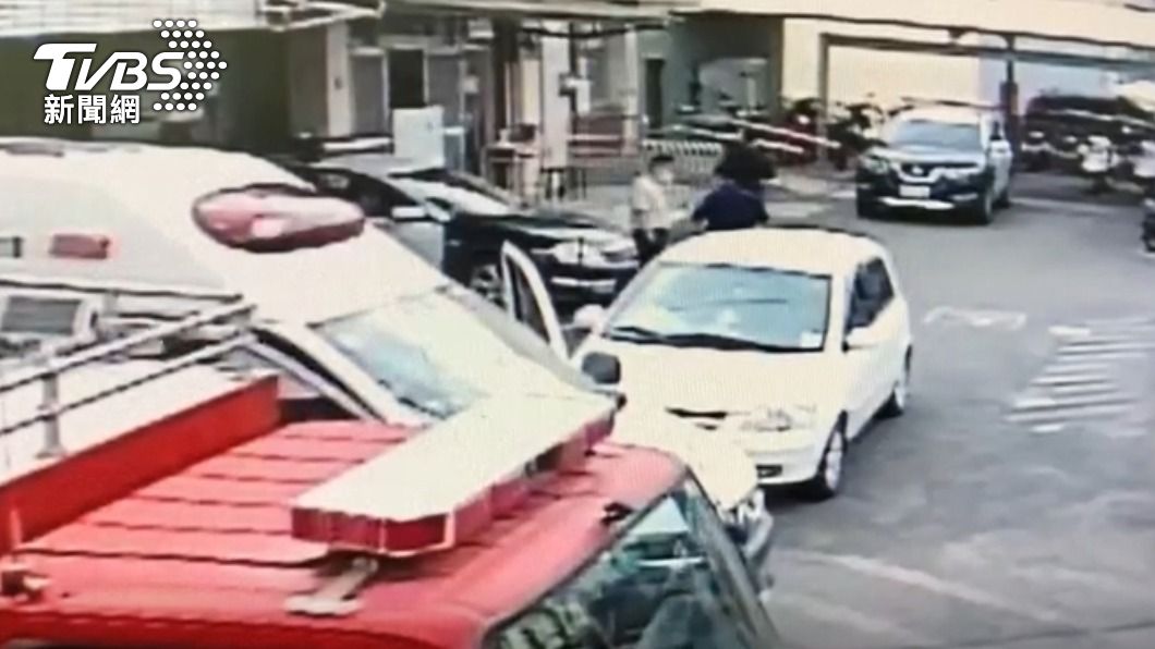 家屬直接車進局裡求救。(圖/TVBS)