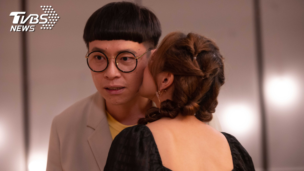 游小白被催眠，誤以為被徐凱希親。圖/TVBS