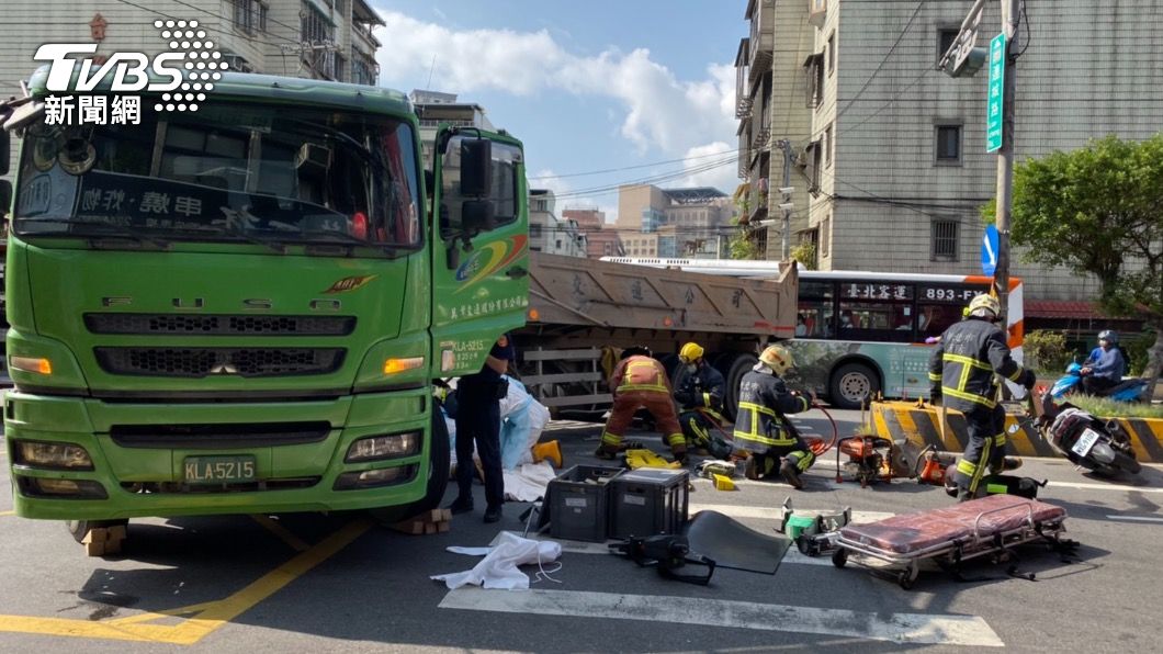 女銀行員上班途中擦撞砂石車 捲卡車底無生命徵象