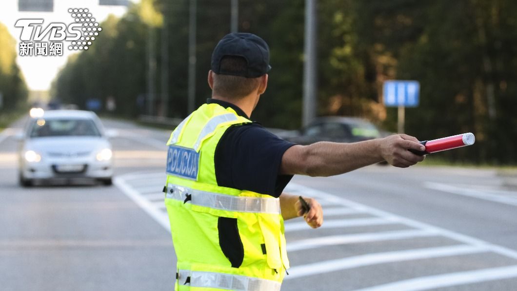 學校的警衛,是可以指揮交通的。(示意圖/shutterstock達志影像)