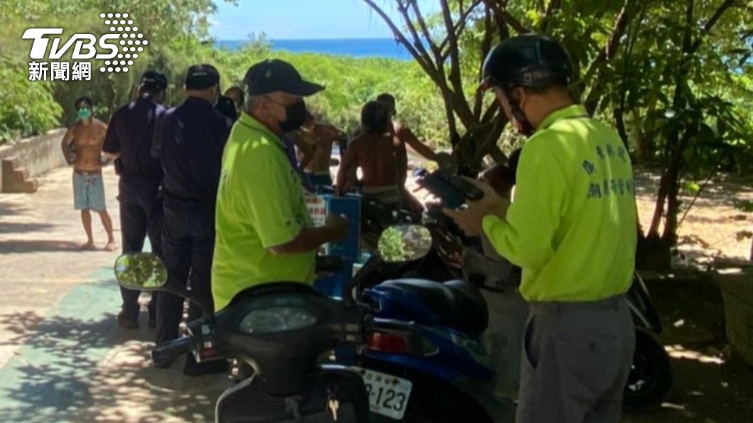 出遊之心蠢蠢欲動？小琉球驚見民眾闖潮間帶戲水還脫罩