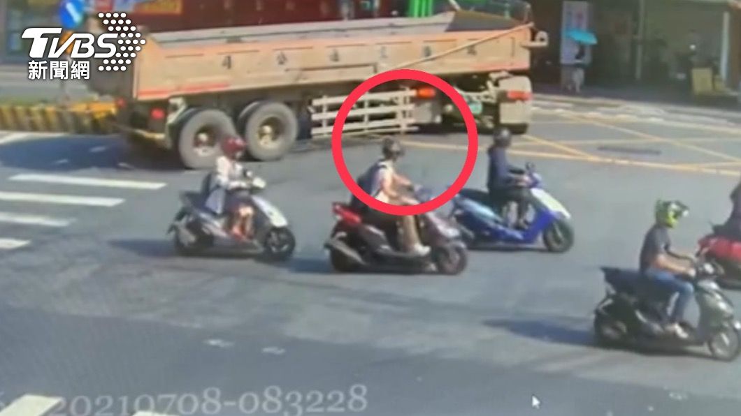 女騎士被捲進車底。(圖/TVBS)