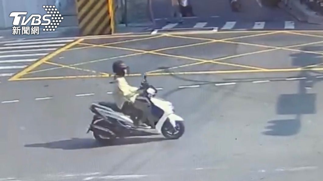 騎士上個路口騎在砂石車後方。(圖/TVBS)