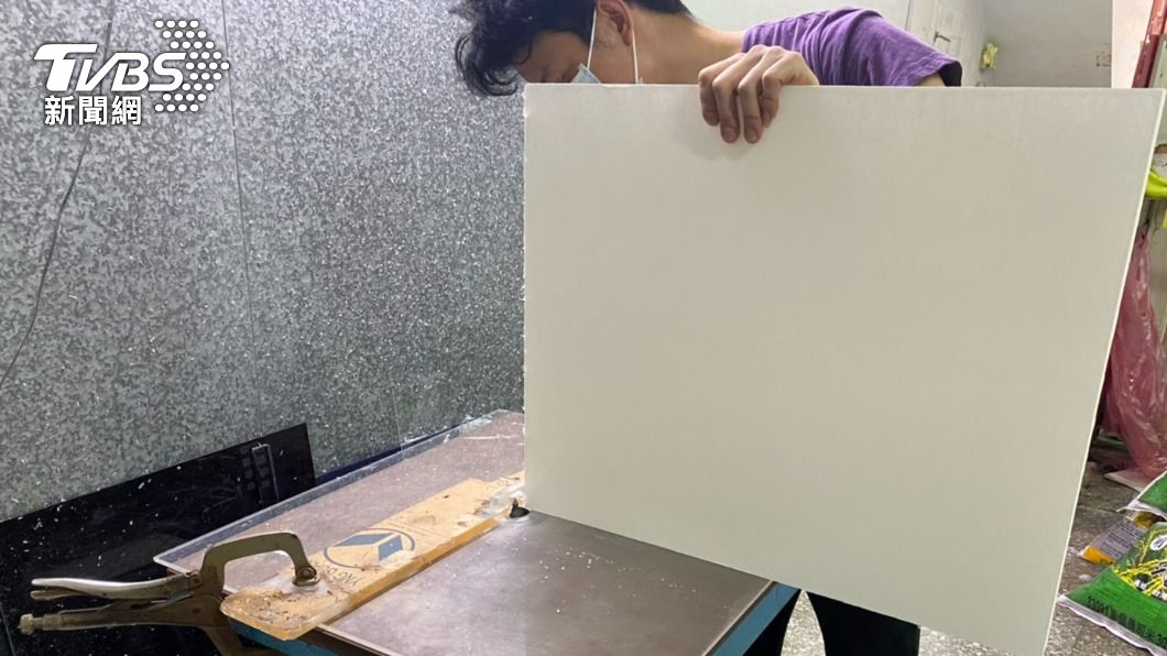 製作壓克力隔板。(圖/光俐企業有限公司老闆呂先生提供)