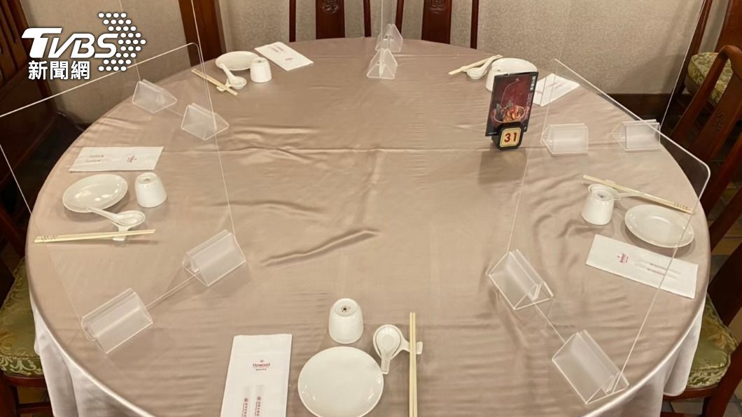 台北福華飯店於去年11月陸續添購充足的壓克力隔板,用於會議廳、餐廳。(圖/台北福華大飯店提供)