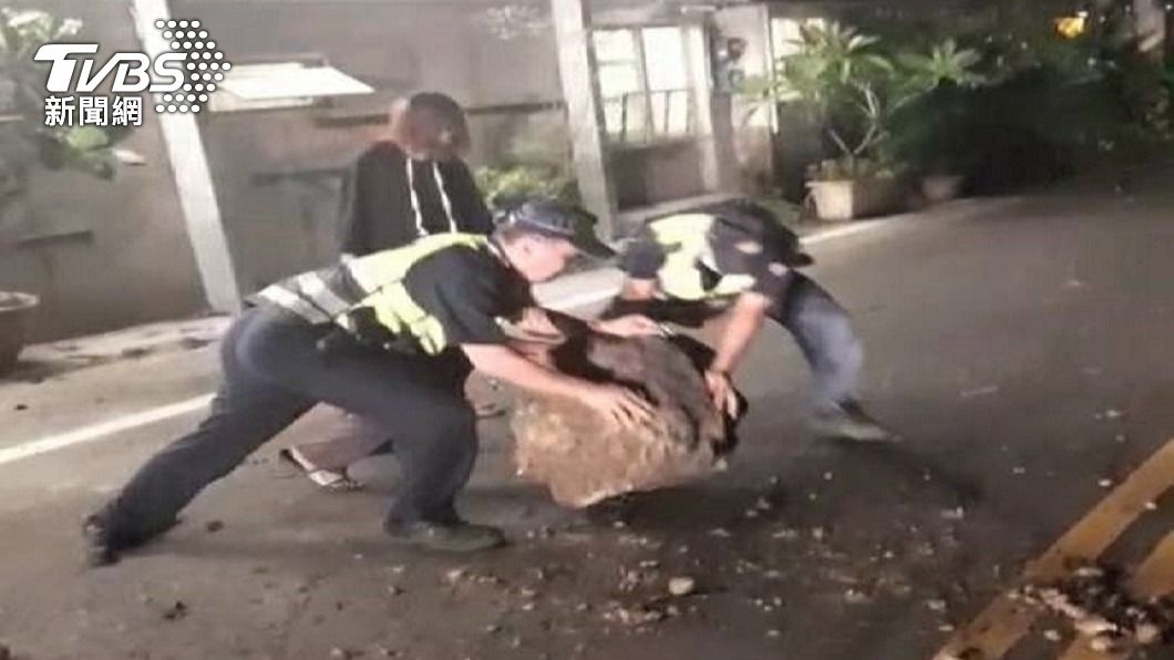 花蓮餘震頻繁道路小規模坍方　警民合力搬移落石