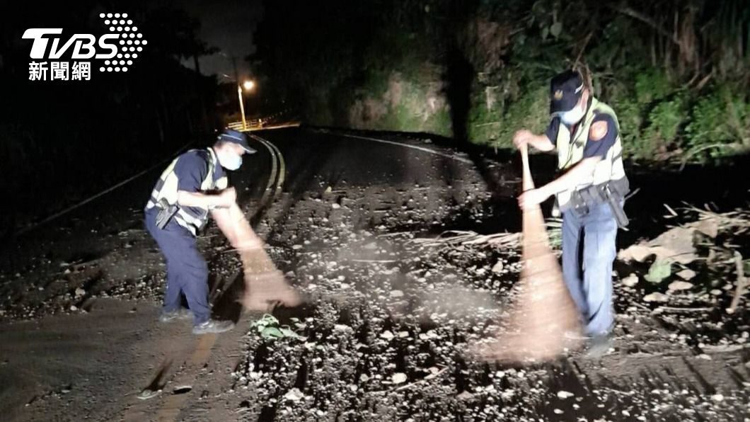 員警與熱心民眾清除碎石。(圖/中央社)