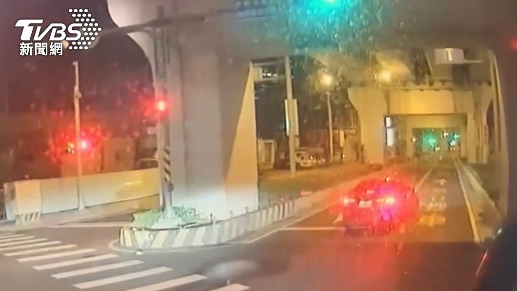轎車急煞打滑飄移。(圖/TVBS)