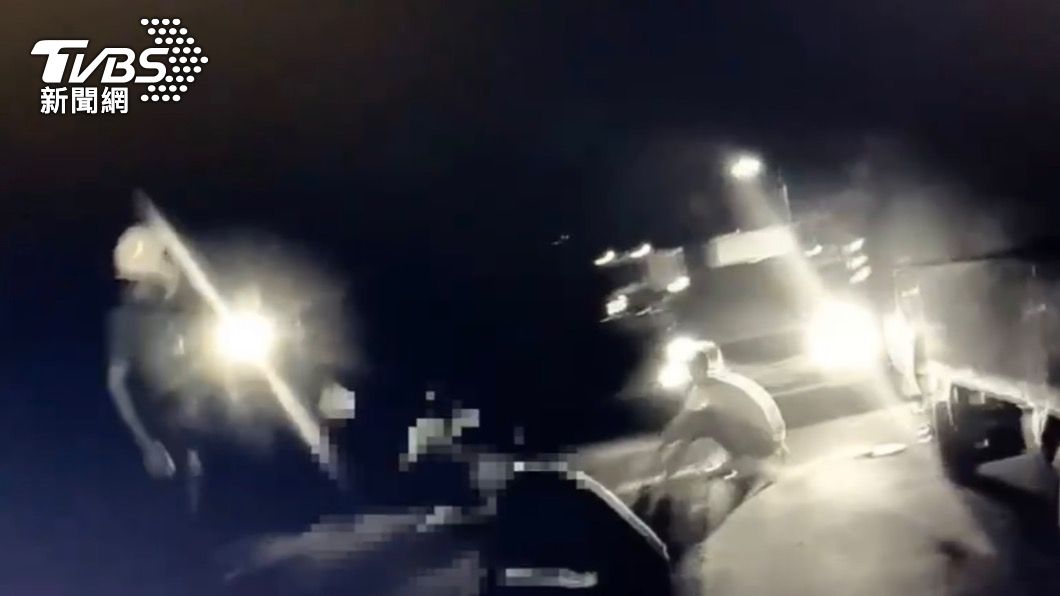 警方獲報後緊急趕到現場阻止衝突。(圖/TVBS)