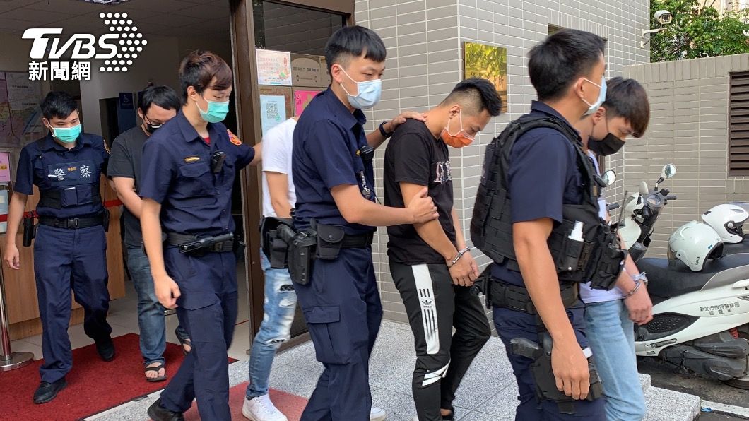 犯嫌遭警方帶回。(圖/TVBS)
