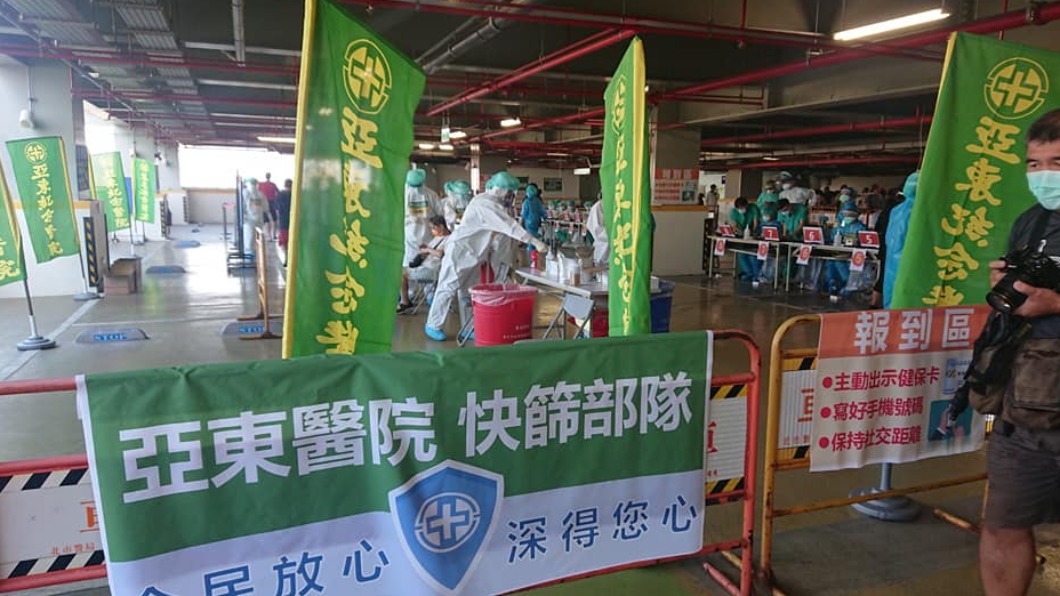 王必勝到環南市場巡視。（圖／翻攝自王必勝臉書）