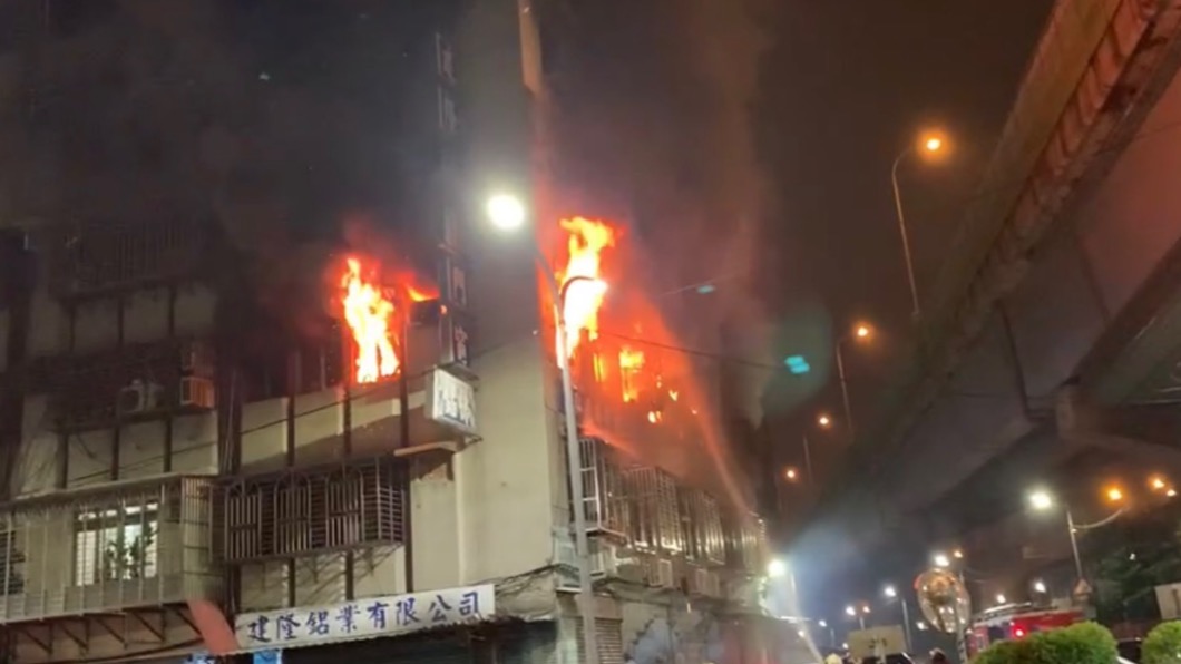 「聽見冷氣傳怪聲」公寓火警 目擊民眾:爆炸5秒竄火舌