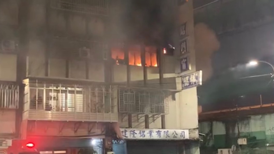 住家遭火舌吞噬。(圖/民眾提供)
