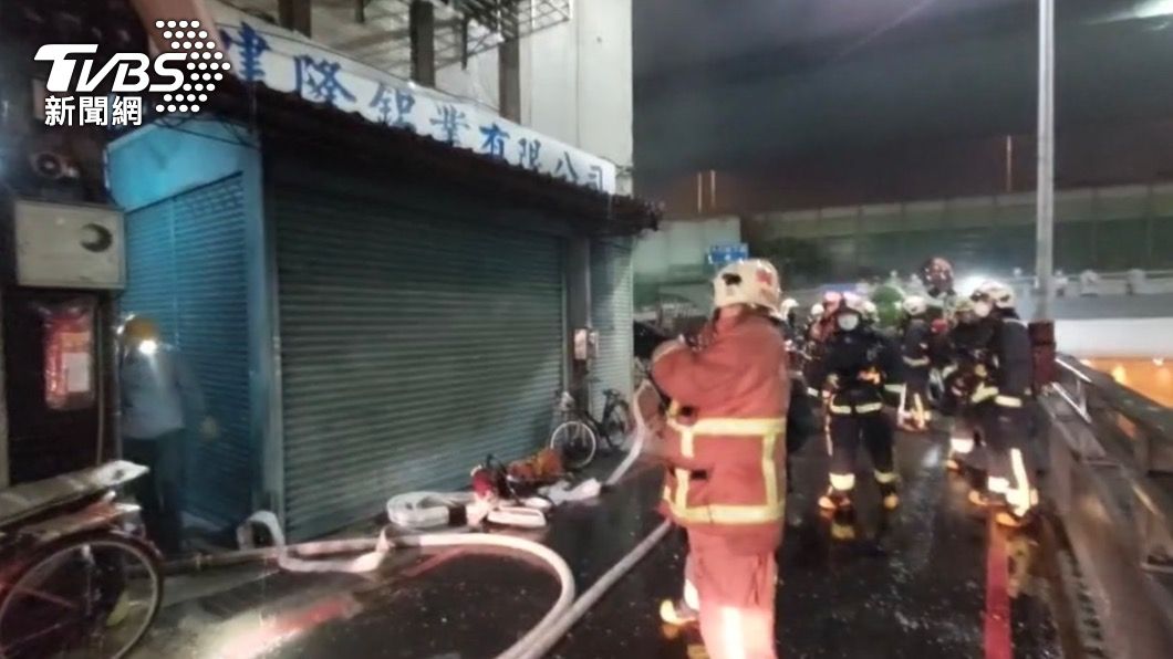 消防人員趕到場。(圖/TVBS)