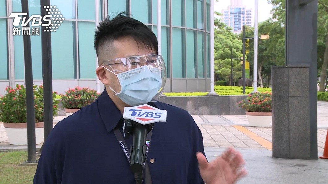 李光爵透露電影院微解封後，當天所有值班員工都會完成快篩檢測。（圖／TVBS）
