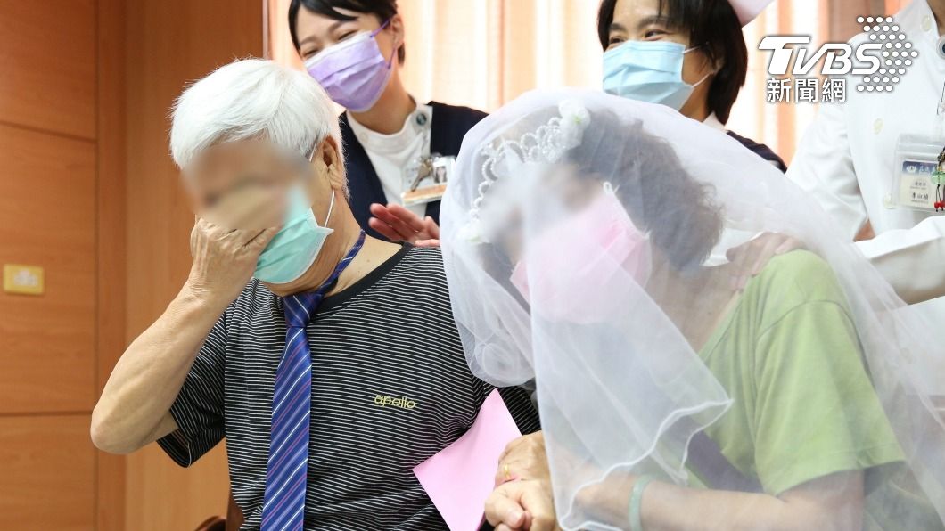 結褵半世紀!重症夫妻康復出院 翁爆哭:終於看到妳