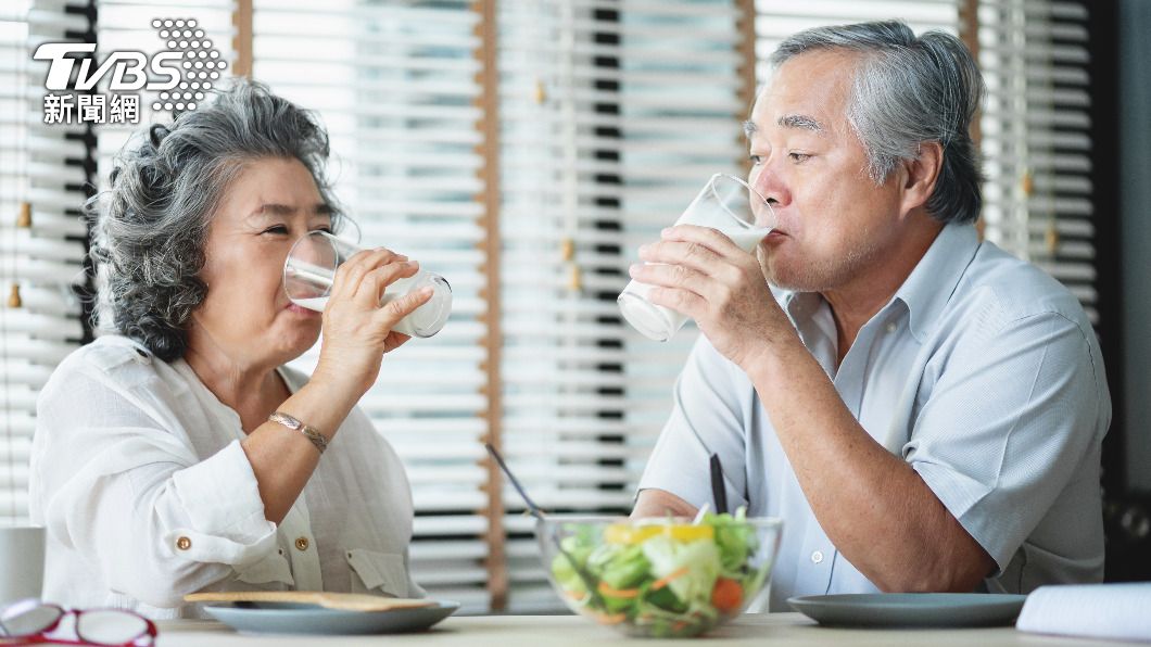 醫師建議痛風好發族群可多喝水、減少高油脂食物攝取。(示意圖/shutterstock達志影像)