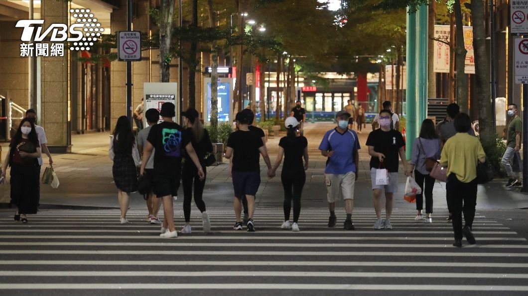 圖為8日晚間台北信義區人潮。(圖/中央社)