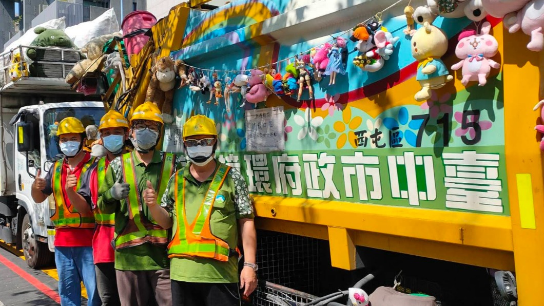 《玩具總動員》再現！　超萌娃娃陪倒垃圾「好療癒」