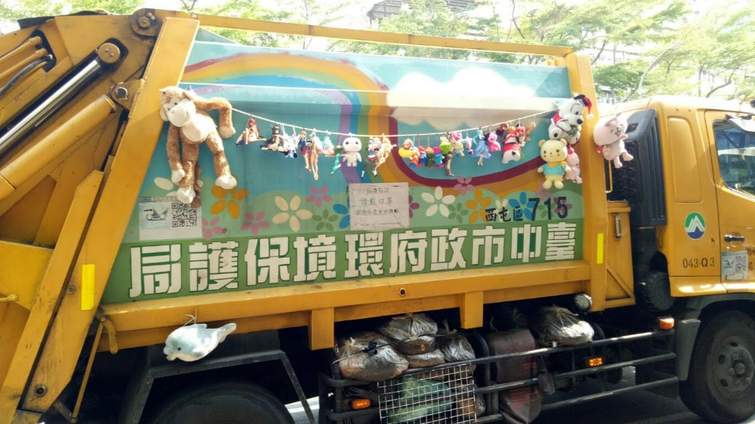台中市西屯區清潔隊發揮創意,將民眾丟棄的娃娃掛上垃圾車。(圖/台中市政府提供)