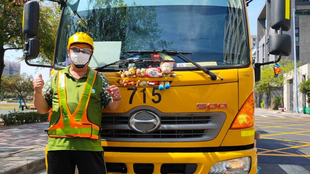 石俊男表示,自從開著娃娃垃圾車收運垃圾後,民眾開心許多。(圖/台中市政府提供)