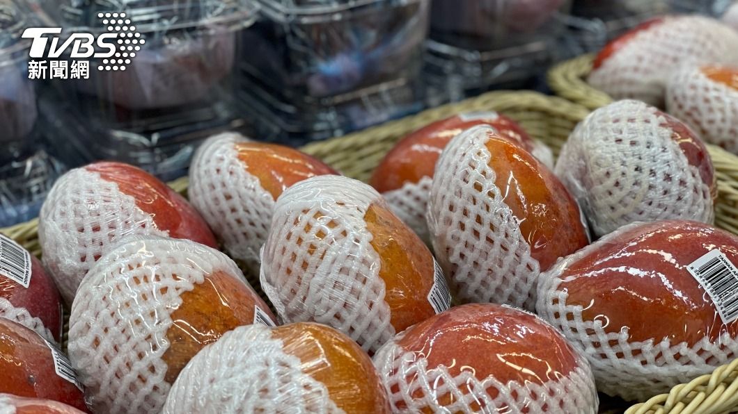 新加坡連鎖超市高雄農產品節,品項包括芒果、葡萄等。(圖/中央社)