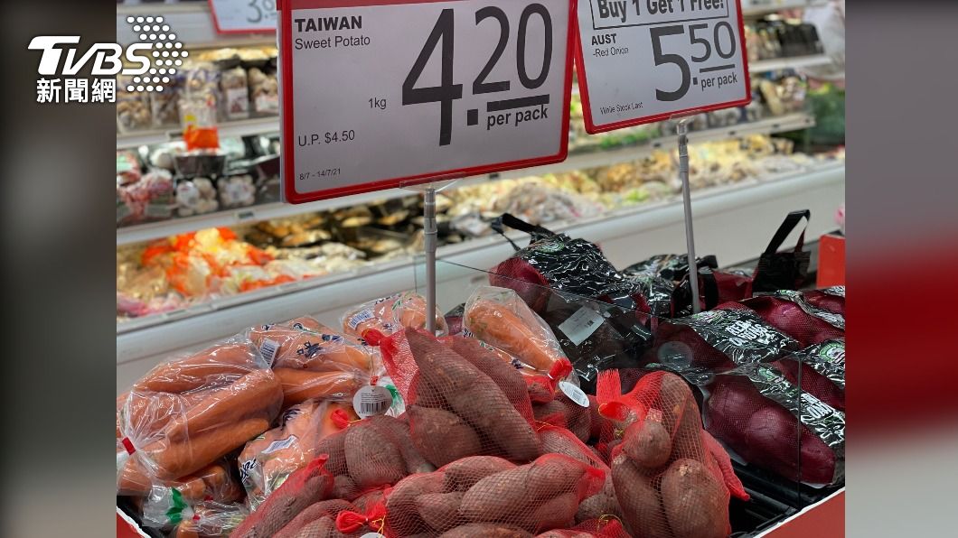 新加坡最大連鎖超市舉辦高雄首選農產品節,品項包括地瓜、紅蘿蔔等。(圖/中央社)