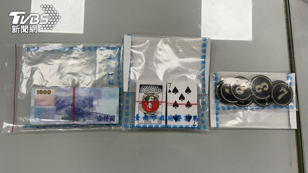 警方查扣相關證物並依法移送、開罰。（圖／TVBS）