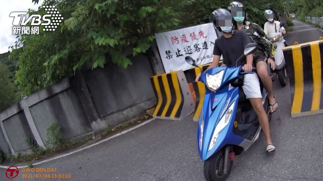 防疫鬆懈 花蓮民眾闖溪邊戲水、公園群聚未戴口罩