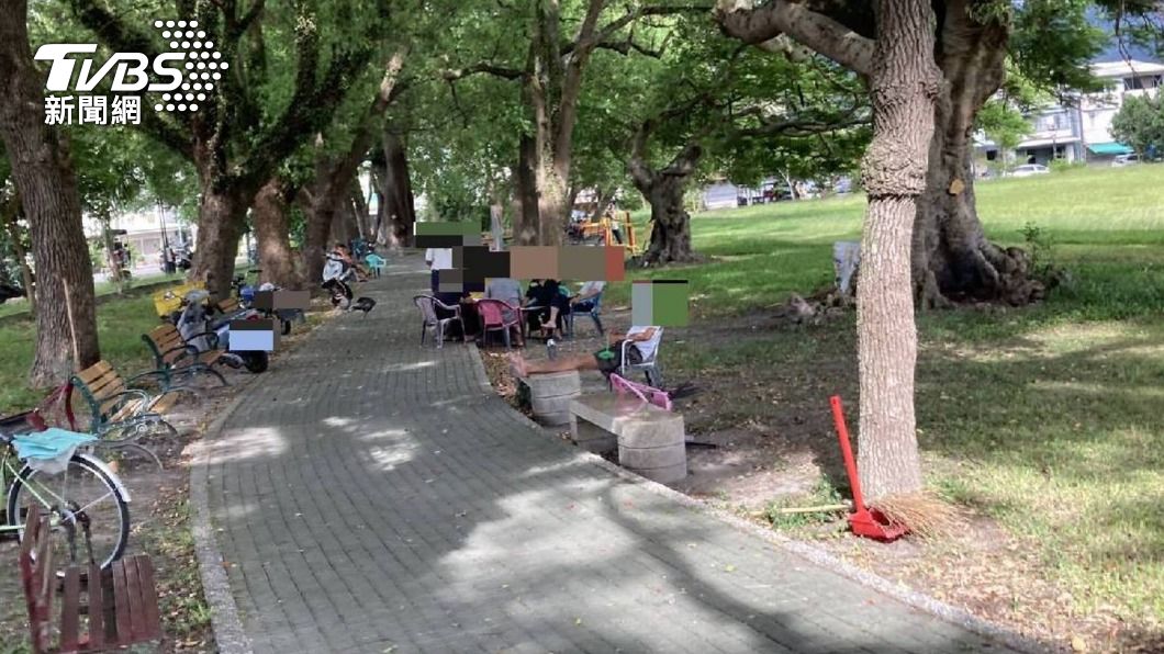 有長者未戴口罩群聚公園聊天、下棋。(圖/中央社)