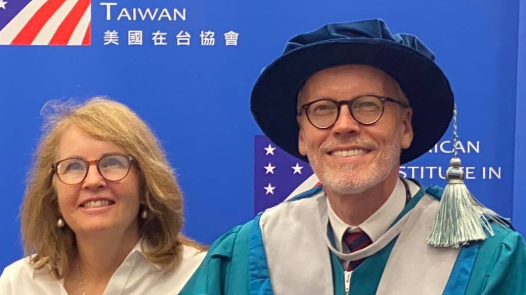 AIT台北辦事處長酈英傑與其夫人。(圖/翻攝自美國在台協會 AIT臉書)