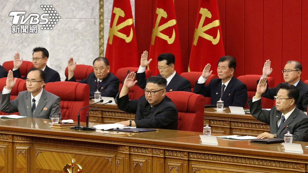 金正恩在6月時出席會議,遠看確實瘦了一圈。(圖/達志影像美聯社)