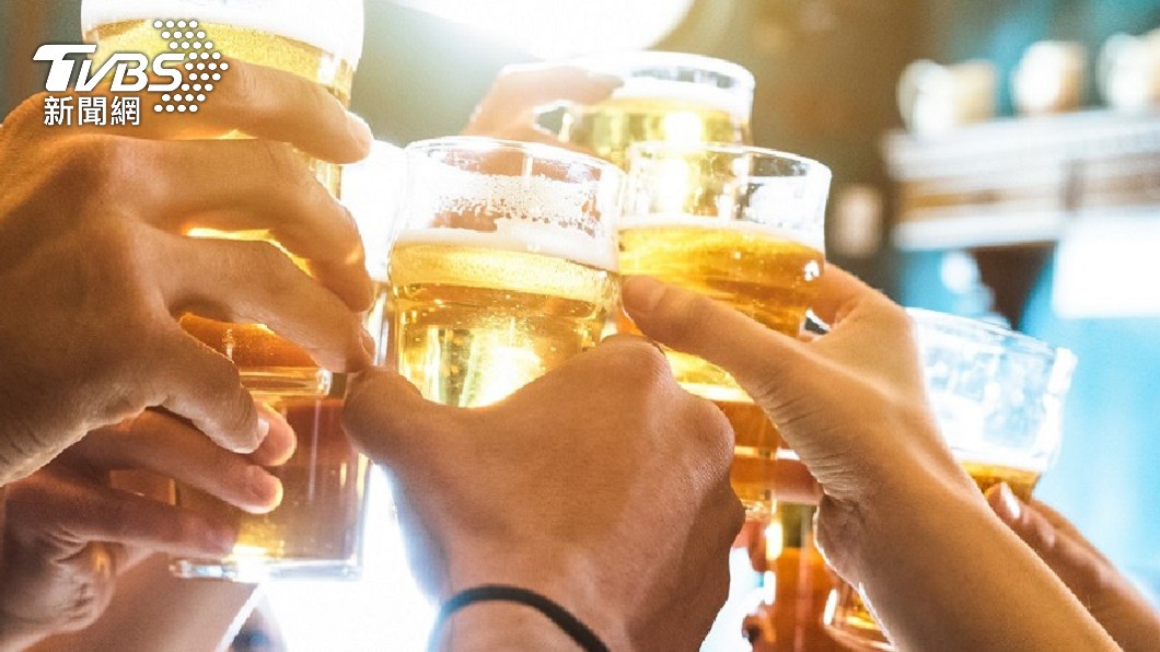 許多人聚會時難免會喝些酒。(示意圖/shutterstock達志影像)