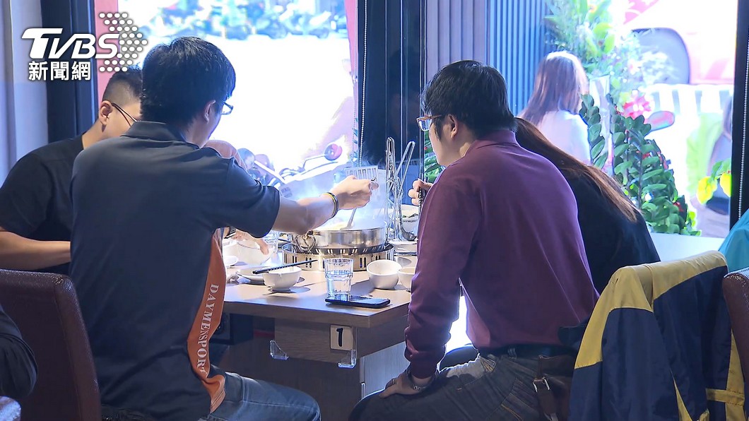 有望降2級！陳時中曝「這2條件」外出可脫口罩飲食