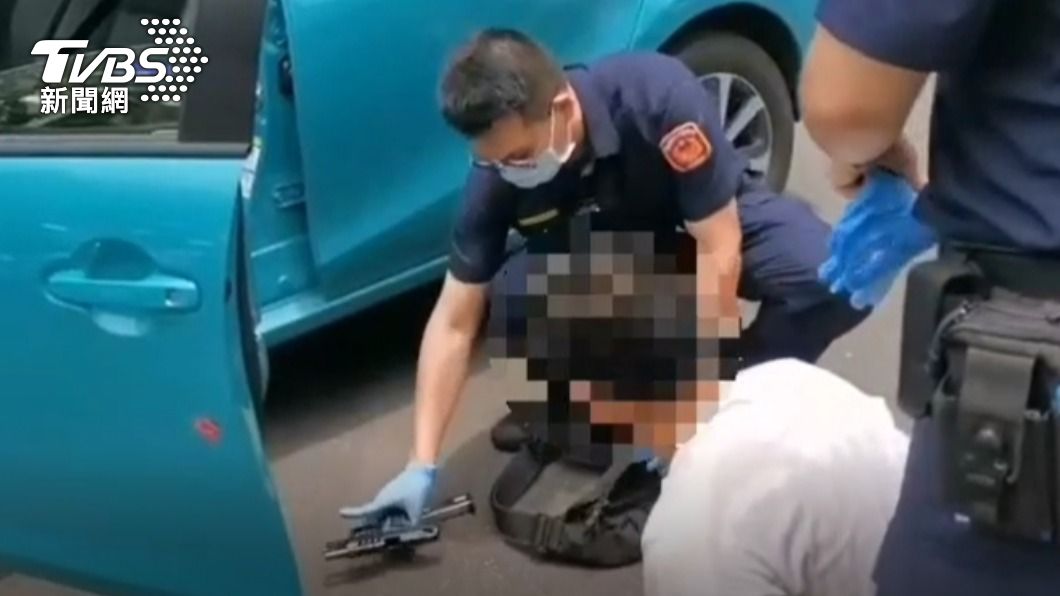 警方在車上搜出槍械。(圖/TVBS)