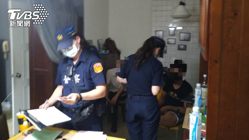 警方要求拿出租賃契約，少年才坦承群聚。（圖／TVBS）