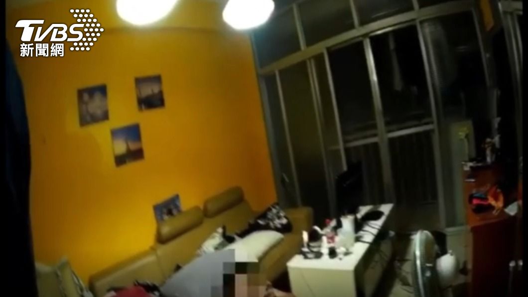 屋內狹小卻擠了9人，空間相當悶熱。（圖／TVBS）