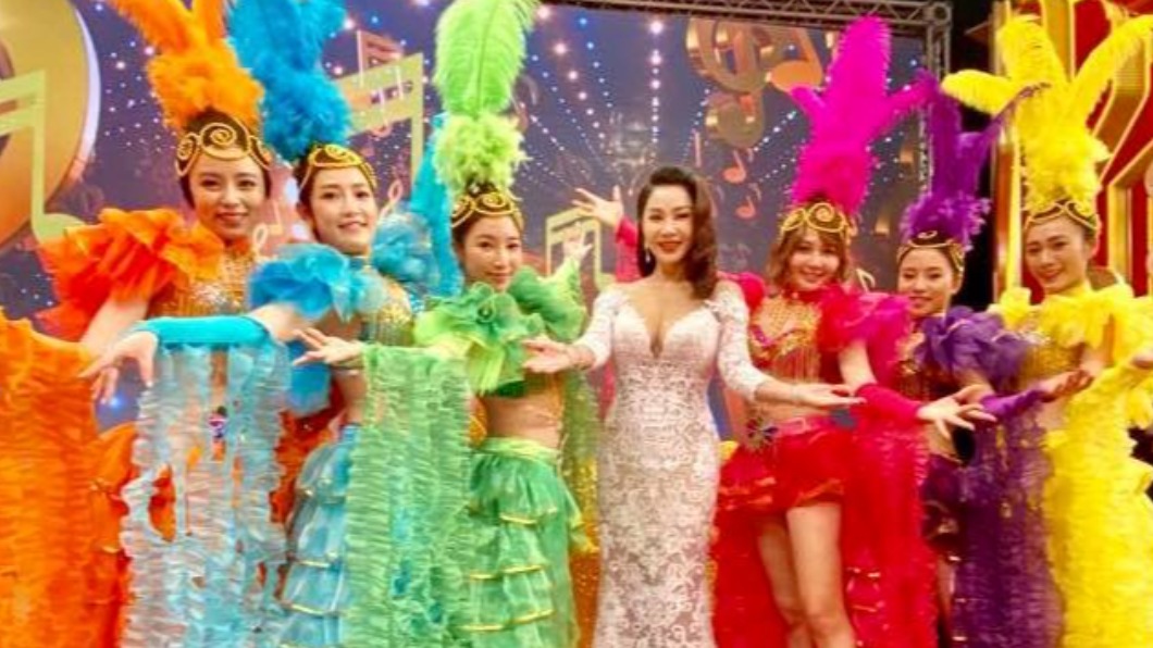 陳美鳳分享華麗的表演服照。(圖/翻攝陳美鳳臉書).jpg